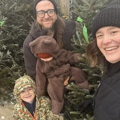 family-christmas-tree-hunt